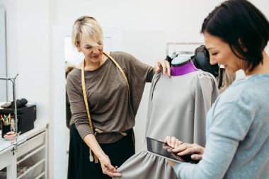 Moda stüdyosunda çalışan iki profesyonel tasarımcı. Yaratıcı insanlar konsepti.