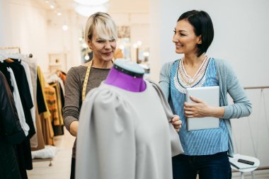Moda stüdyosunda çalışan iki profesyonel tasarımcı. Yaratıcı insanlar konsepti.