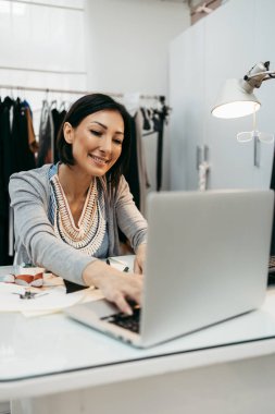 Moda stüdyosunda çalışan profesyonel tasarımcı. Yaratıcı insanlar konsepti.