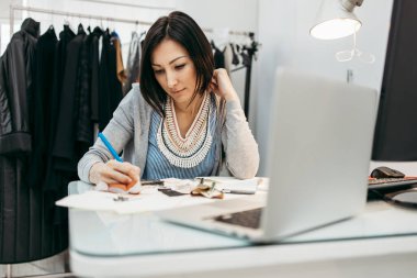 Moda stüdyosunda çalışan profesyonel tasarımcı. Yaratıcı insanlar konsepti.