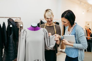 Moda stüdyosunda çalışan iki profesyonel tasarımcı. Yaratıcı insanlar konsepti.