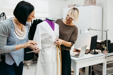 Moda stüdyosunda çalışan iki profesyonel tasarımcı. Yaratıcı insanlar konsepti.