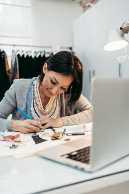 Moda stüdyosunda çalışan profesyonel tasarımcı. Yaratıcı insanlar konsepti.