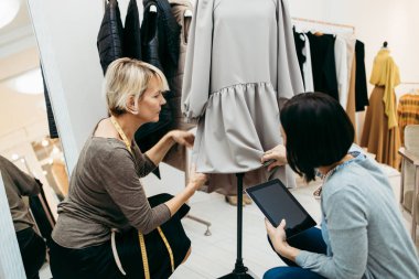 Moda stüdyosunda çalışan iki profesyonel tasarımcı. Yaratıcı insanlar konsepti.
