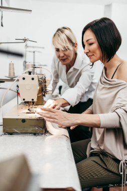 Moda stüdyosunda çalışan iki profesyonel tasarımcı. Yaratıcı insanlar konsepti.