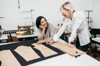 Moda stüdyosunda çalışan iki profesyonel tasarımcı. Yaratıcı insanlar konsepti.