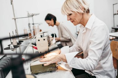 Moda stüdyosunda çalışan iki profesyonel tasarımcı. Yaratıcı insanlar konsepti.