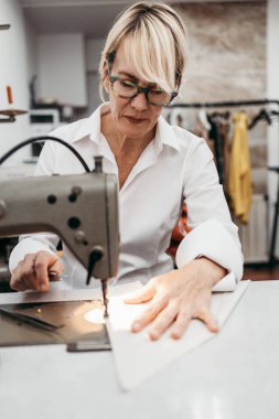 Moda stüdyosunda çalışan profesyonel tasarımcı. Yaratıcı insanlar konsepti.