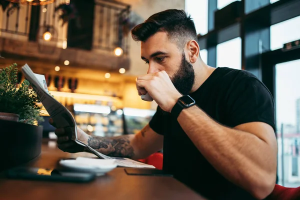 Pemuda Hipster Dengan Jenggot Panjang Duduk Bar Kafe Modern Membaca — Stok Foto