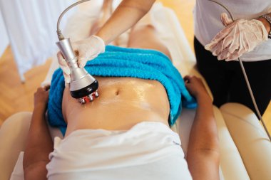 Cavitation RF vücut tedavisi ve sağlık güzelliğinin iyileştirilmesi ve yağ ve selülit alınması için çağdaş ilaç