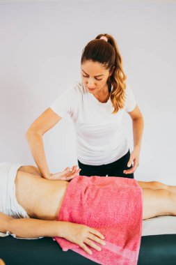 Anti-selülit masaj tedavisinde orta yaşlı bir kadın. Yakın çekim..