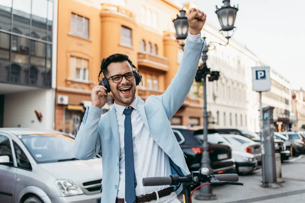 Ung Modern Man Använder Och Kör Elektrisk Skoter Stadens Gata — Stockfoto