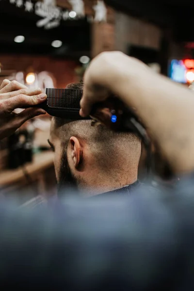 Bello Giovane Uomo Adulto Ottenere Capelli Barba Styling Trattamento Medicazione — Foto Stock