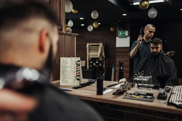 Bello Giovane Uomo Adulto Ottenere Capelli Barba Styling Trattamento Medicazione — Foto Stock