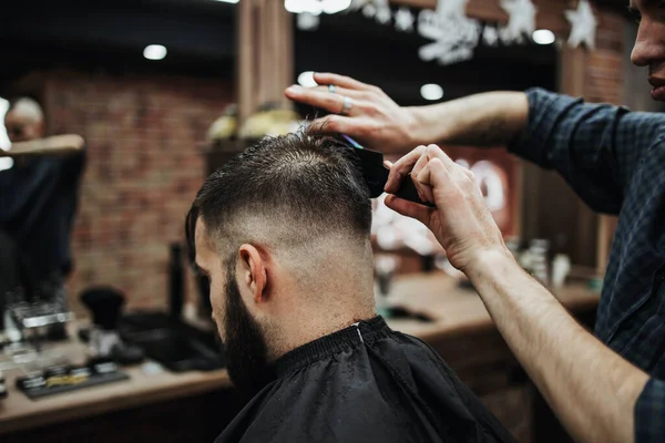 Bello Giovane Uomo Adulto Ottenere Capelli Barba Styling Trattamento Medicazione — Foto Stock