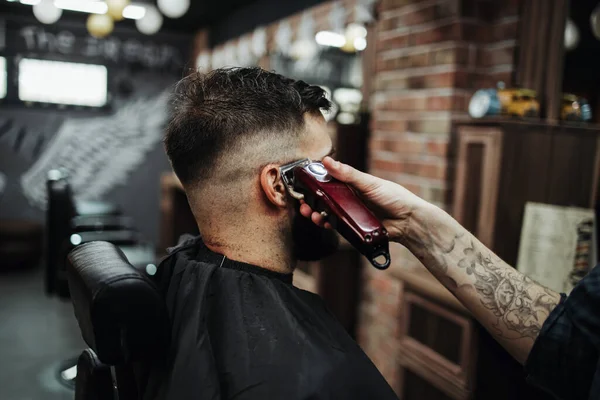 Bello Giovane Uomo Adulto Ottenere Capelli Barba Styling Trattamento Medicazione — Foto Stock