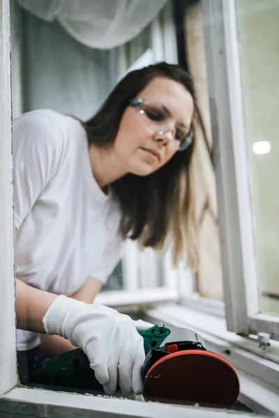 Mulher Bonita Diligente Meia Idade Útil Renovando Sua Antiga Casa — Fotografia de Stock