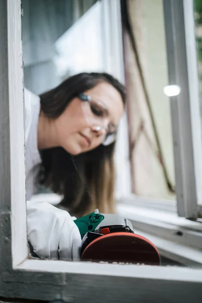 Piękne Sumienne Średnim Wieku Poręczna Kobieta Remontująca Swój Stary Dom — Zdjęcie stockowe