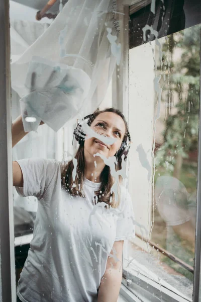 Όμορφη Και Επιμελής Μεσήλικας Εύχρηστη Γυναίκα Καθαρισμού Παραθύρων Στο Σπίτι — Φωτογραφία Αρχείου