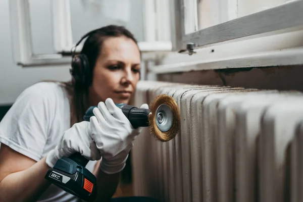 Mujer Práctica Hermosa Diligente Mediana Edad Que Renueva Antigua Casa — Foto de Stock