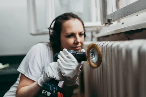 Mulher Bonita Diligente Meia Idade Útil Renovando Sua Antiga Casa — Fotografia de Stock