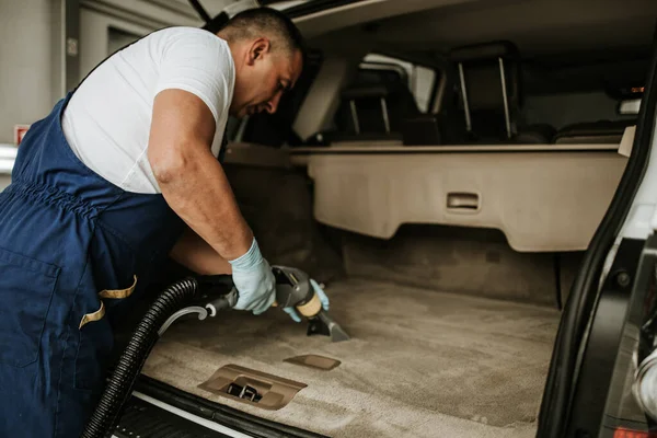 Autoservis Pracovník Mokré Čištění Drahé Luxusní Interiér Vozidla Sedadla — Stock fotografie