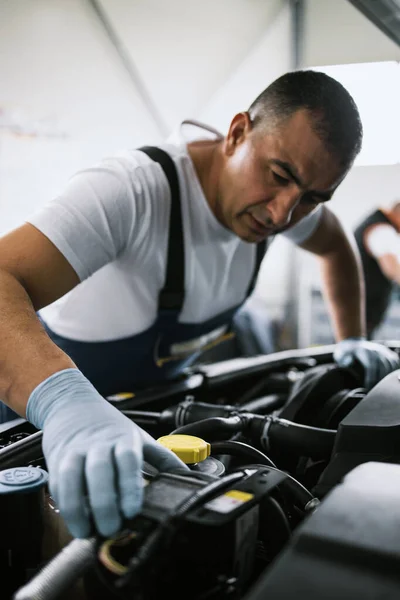 Gros Plan Mécanicien Voiture Aide Ordinateur Portable Pour Recherche Diagnostic — Photo