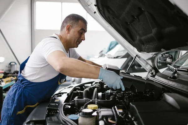 Servisní Mechanik Stojí Před Otevřenou Kapotou Automobilového Motoru Pracuje — Stock fotografie