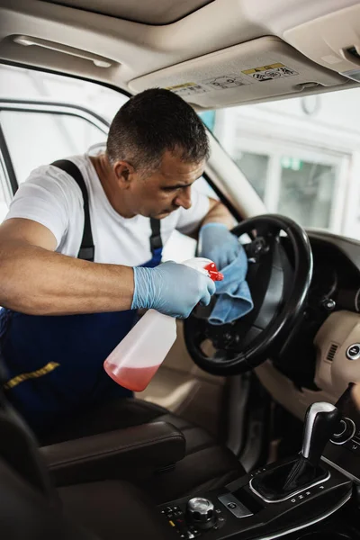 Autoservis Pracovník Mokré Čištění Drahé Luxusní Interiér Vozidla Sedadla — Stock fotografie