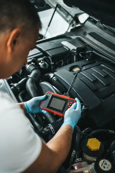 Primer Plano Del Mecánico Del Coche Usando Ordenador Portátil Para — Foto de Stock