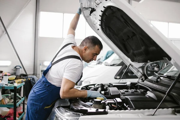 Servisní Mechanik Stojí Před Otevřenou Kapotou Automobilového Motoru Pracuje — Stock fotografie