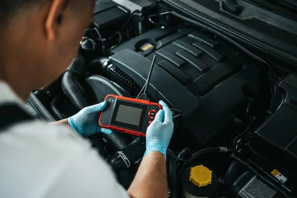 Primer Plano Del Mecánico Del Coche Usando Ordenador Portátil Para — Foto de Stock