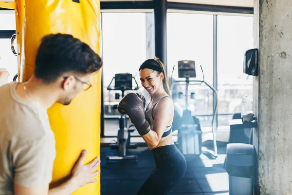 Jonge Aantrekkelijke Vrouw Met Instructeur Kickboksen Training Slaan Ponsen Grote — Stockfoto