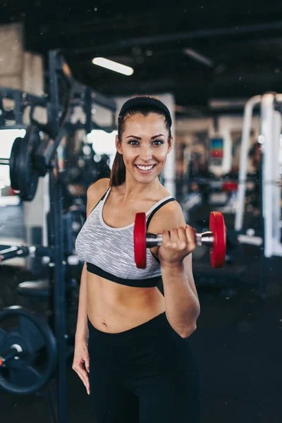 Muda Fit Dan Menarik Wanita Bekerja Gym Modern Dengan Dumbell — Stok Foto