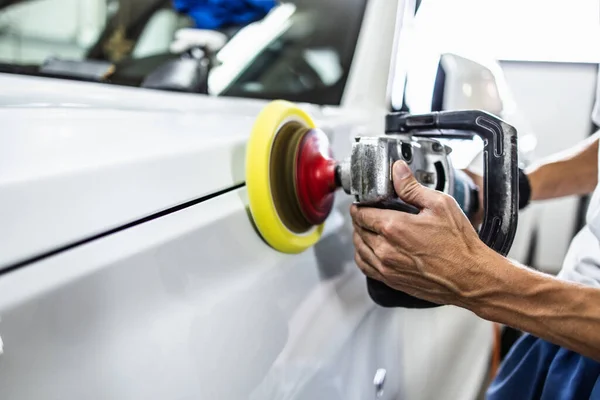 Auto Detaillering Handen Met Baanpolijstmachine Auto Reparatiewerkplaats Selectieve Focus — Stockfoto