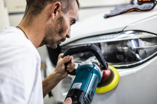 Auto Detaillering Handen Met Baanpolijstmachine Auto Reparatiewerkplaats Selectieve Focus — Stockfoto