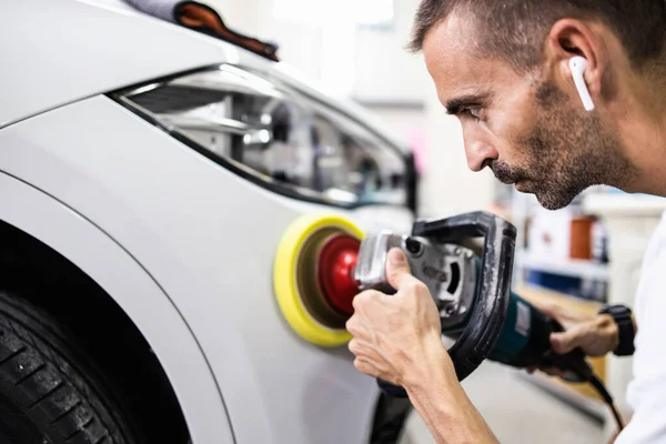 Auto Detaillering Handen Met Baanpolijstmachine Auto Reparatiewerkplaats Selectieve Focus — Stockfoto