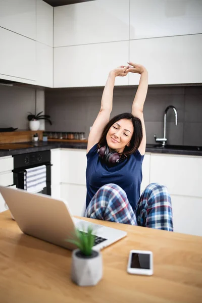 Atractiva Feliz Mujer Mediana Edad Freelancer Está Trabajando Sonriendo Casa —  Fotos de Stock