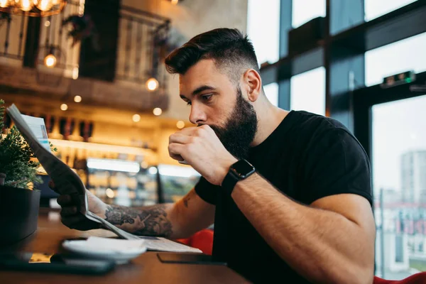 Pemuda Hipster Dengan Jenggot Panjang Duduk Bar Kafe Modern Minum — Stok Foto