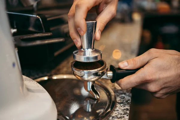 Primer Plano Camarero Profesional Preparando Café Expreso Exclusivo Bar Cafetería — Foto de Stock