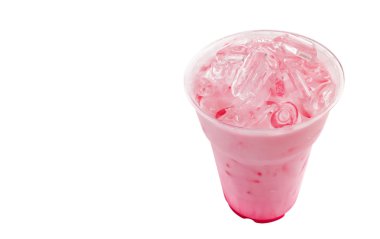 Closeup buz çilekli tatlı süt pembe beyaz arka plan üzerinde paket servisi olan restoran Kupası
