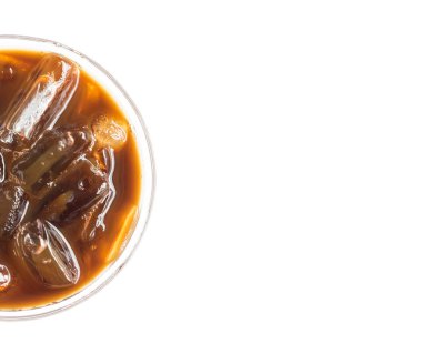 Beyaz arka plan üzerinde americano closeup üstten görünüm buz