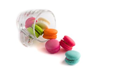 Fransız macarons renkli cam Kupası beyaz arka plan, tatlı ve tatlı menüsü, seçici odak ile