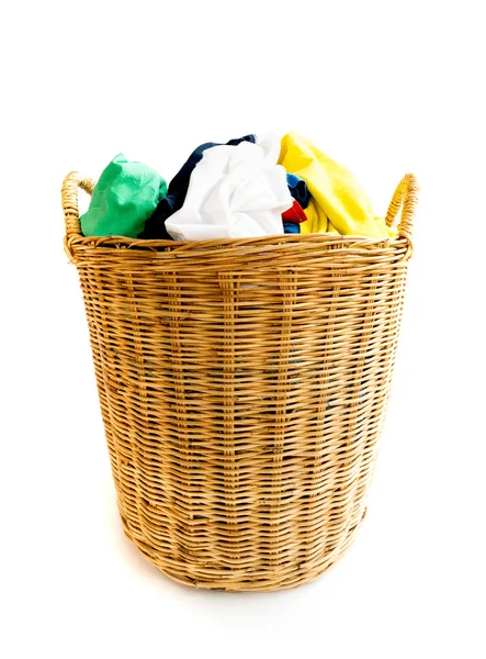 Ropa en cestas de mimbre para preparaciones de lavado con fondo blanco, concepto de tareas domésticas — Foto de Stock