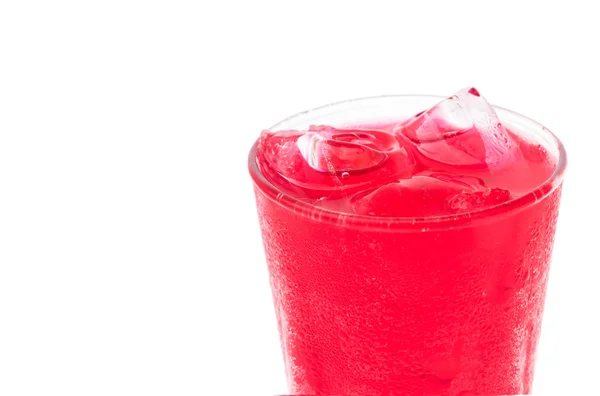 Closeup rode frisdrank met aardbei smaak in glas op witte achtergrond — Stockfoto