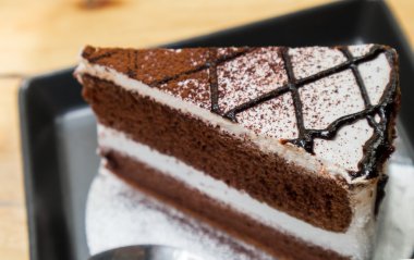 Closeup çikolata süt kek ahşap masa arka plan, seçici odak üzerinde