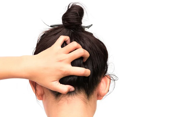 Primeros planos mujer mano picazón cuero cabelludo, concepto de cuidado del cabello —  Fotos de Stock