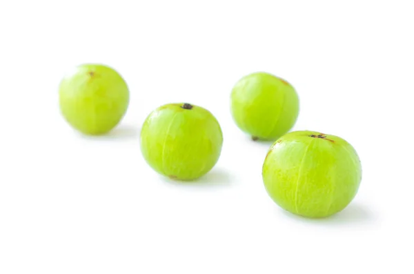 Frische indische Stachelbeeren auf weißem Hintergrund, Früchte für eine gesunde Pflege mit hohem Vitamin-C-Gehalt — Stockfoto
