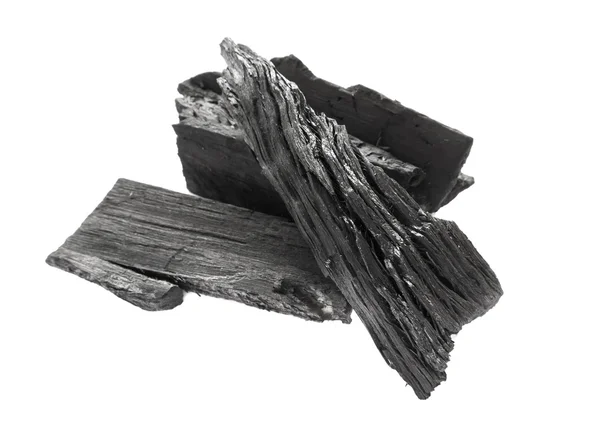 Carbone nero primo piano su sfondo bianco, materia prima per fare la cottura — Foto Stock