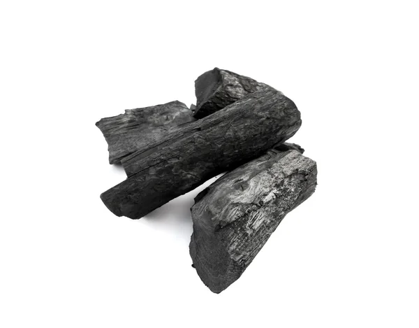 Carbón vegetal negro de primer plano sobre fondo blanco, materia prima para cocinar — Foto de Stock